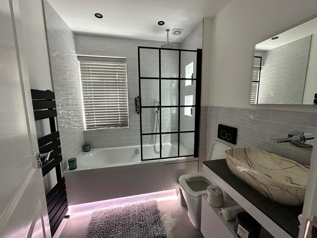 A Luxury 2 Bedroom Apartment Барнет Екстериор снимка